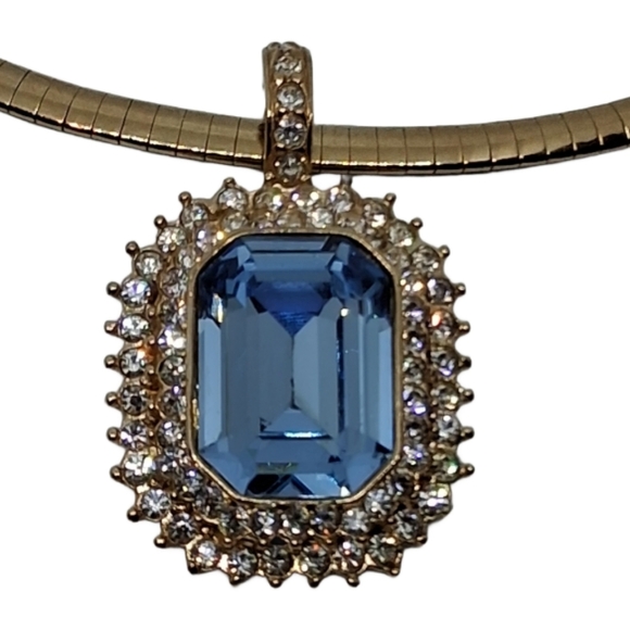 Vintage 80s/90s Roman Jewelry Blue Crystal Gold-Tone Omega Collar Necklace - Picture 4 of 7